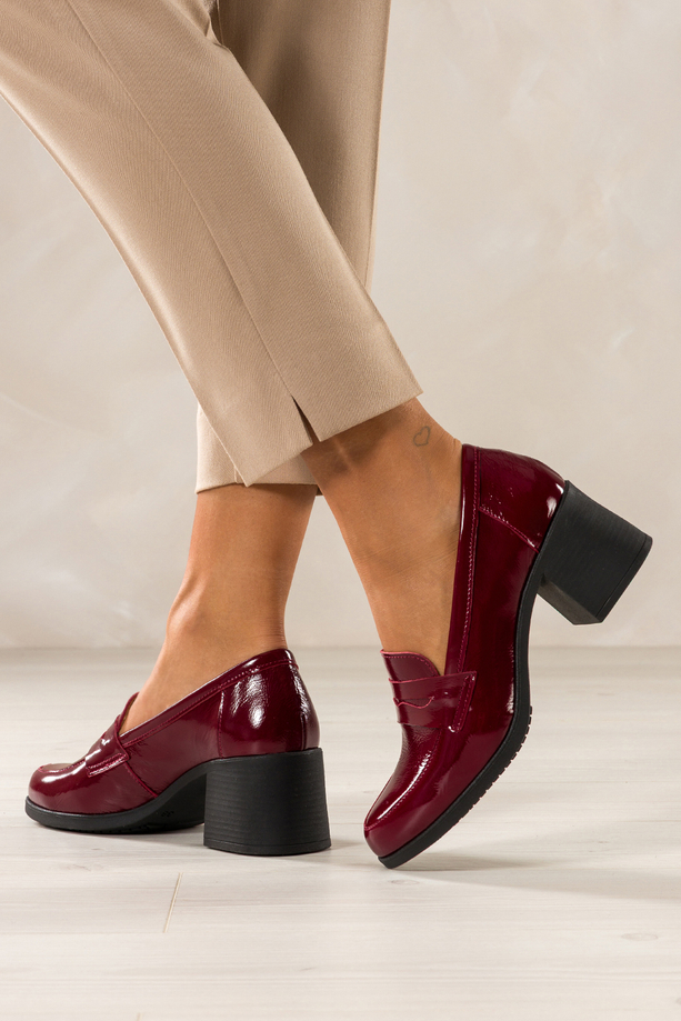 Bordowe mokasyny skórzane damskie lakierowane na szerokim klocku ozdobny pasek PRODUKT POLSKI Casu 2762