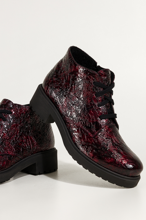Bordowe botki skórzane damskie lakierowane z wzorem sznurowane PRODUKT POLSKI Casu 444