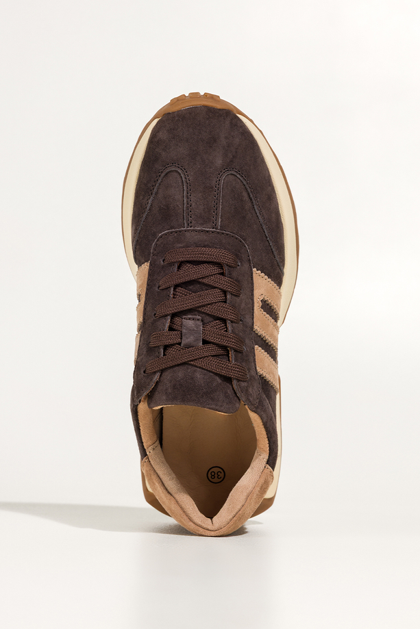 Czekoladowe sneakersy skórzane damskie buty sportowe na bieżnikowanej kremowej platformie beżowe wstawki sznurowane Carla TW-OC8921