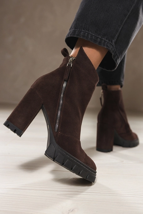 Czekoladowe botki skórzane damskie na słupku z ozdobnym suwakiem PRODUKT POLSKI Casu 7490-496