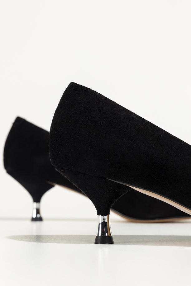 Czarne czółenka skórzane damskie kwiat z cyrkoniami niski obcas kieliszek  PRODUKT POLSKI Casu 6926-699