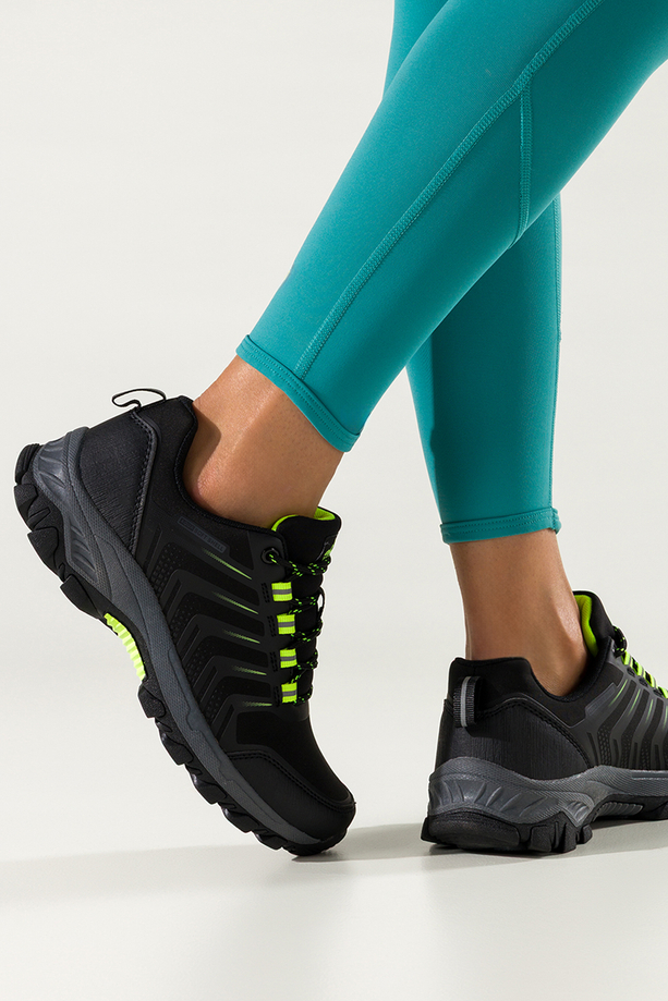 Czarne buty trekkingowe damskie buty sportowe softshell na bieżnikowanej podeszwie seledynowe wstawki sznurowane Carla EY82933-7