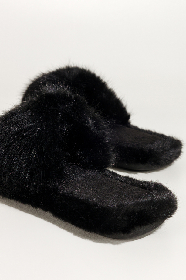 Czarne kapcie damskie obuwie domowe futrzane szeroki pasek z futerkiem Casu UO960
