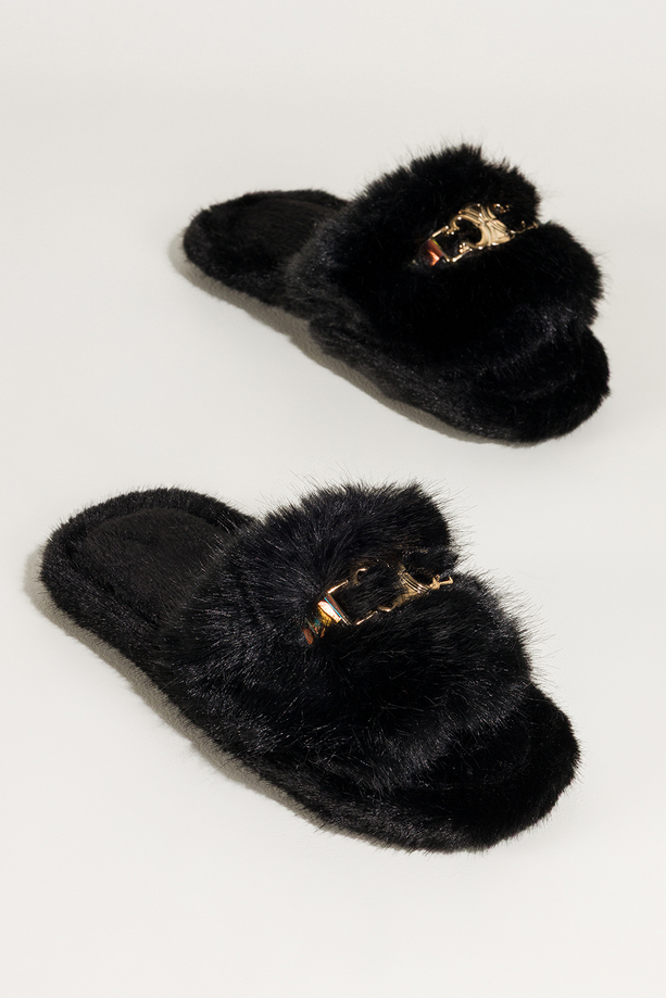 Czarne kapcie damskie obuwie domowe futrzane szeroki pasek ze złotą ozdobą Casu UO961