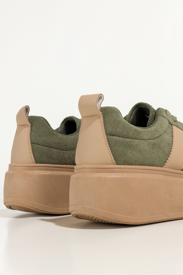 Zielone sneakersy damskie creepersy na platformie beżowe wstawki sznurowane Carla 9156