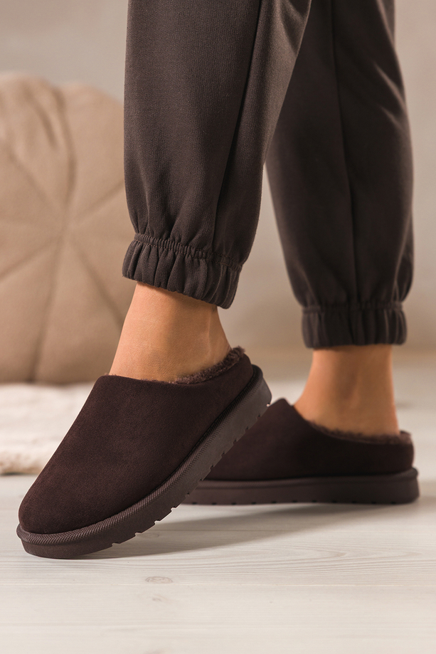 Czekoladowe kapcie damskie z futerkiem na żłobionej platformie Casu Y-116