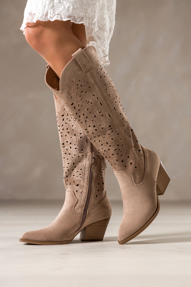 Beżowe kozaki damskie kowbojki z szeroką ażurową cholewką na ściętym klocku Carla MH402K