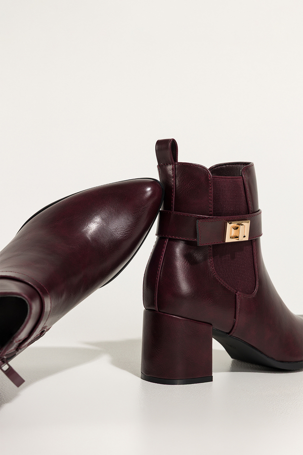 Bordowe botki damskie na szerokim słupku guma w cholewce pasek ze złotą ozdobą Carla 4160