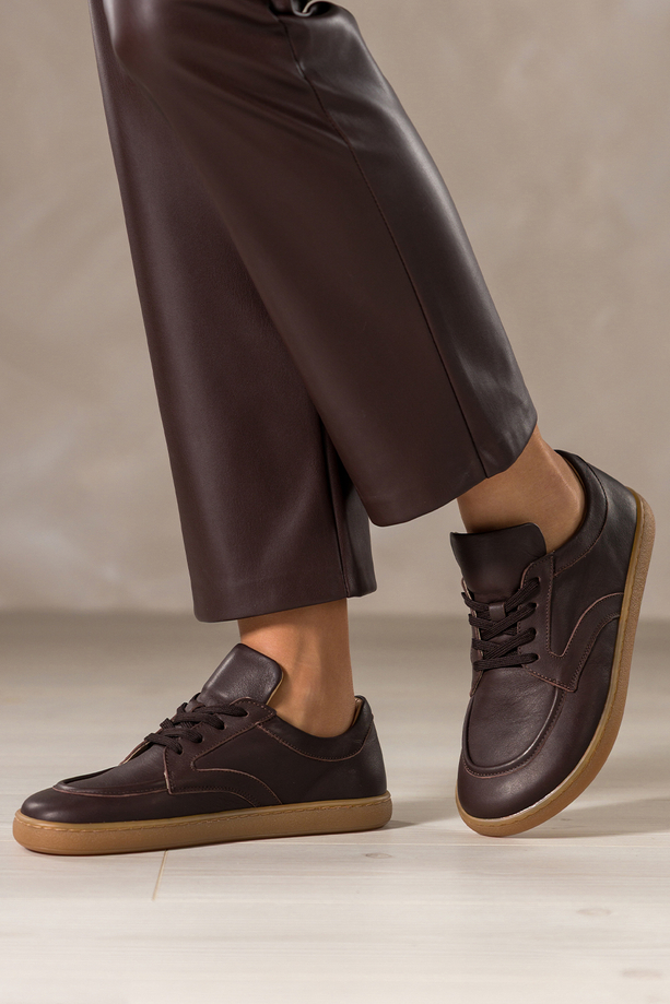 Czekoladowe półbuty barefoot skórzane damskie szerokie na elastycznej płaskiej podeszwie cholewka z przeszyciami czekoladowe sznurówki PRODUKT POLSKI Casu M8669