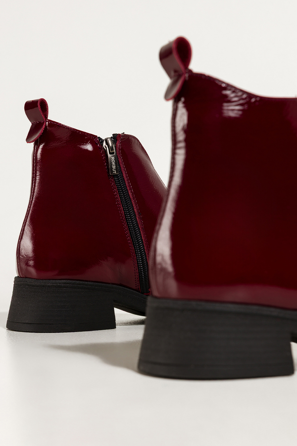 Bordowe botki skórzane damskie lakierowane na niskim obcasie wycięta cholewka z elastyczną gumą PRODUKT POLSKI Casu 380