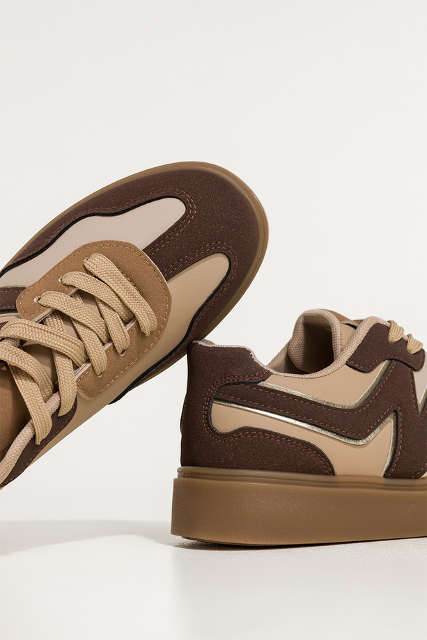 Czekoladowe sneakersy damskie buty sportowe na beżowej platformie beżowe wstawki sznurowane Casu 0833