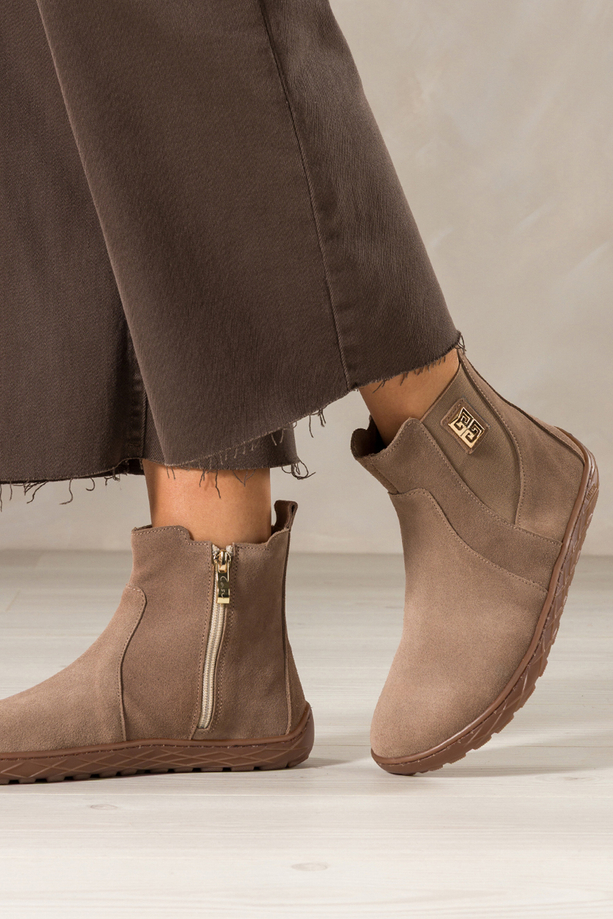 Ciemnobeżowe botki barefoot skórzane damskie szerokie na elastycznej płaskiej podeszwie złota ozdoba guma w cholewce PRODUKT POLSKI Casu 69925