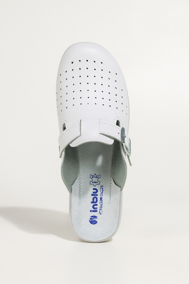 Białe klapki damskie Inblu sanitarne medyczne skórzana wkładka pasek ze srebrną klamrą ZV999998