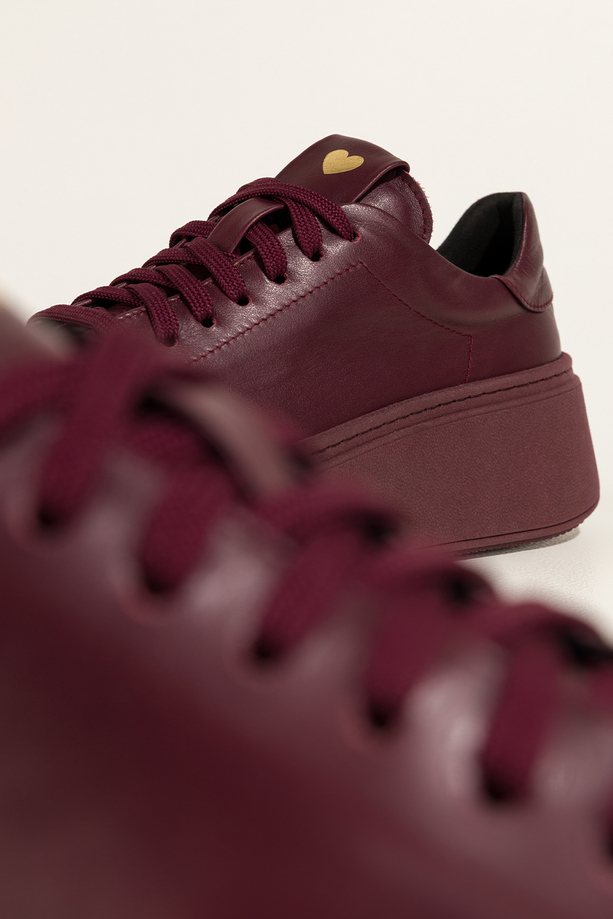 Bordowe sneakersy skórzane damskie buty sportowe na platformie złote serce na języku sznurowane PRODUKT POLSKI Casu 8201