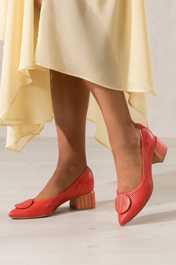 Pomarańczowe czółenka skórzane damskie ażurowe na klocu z ozdobą  PRODUKT POLSKI Casu 02207-2813-2756