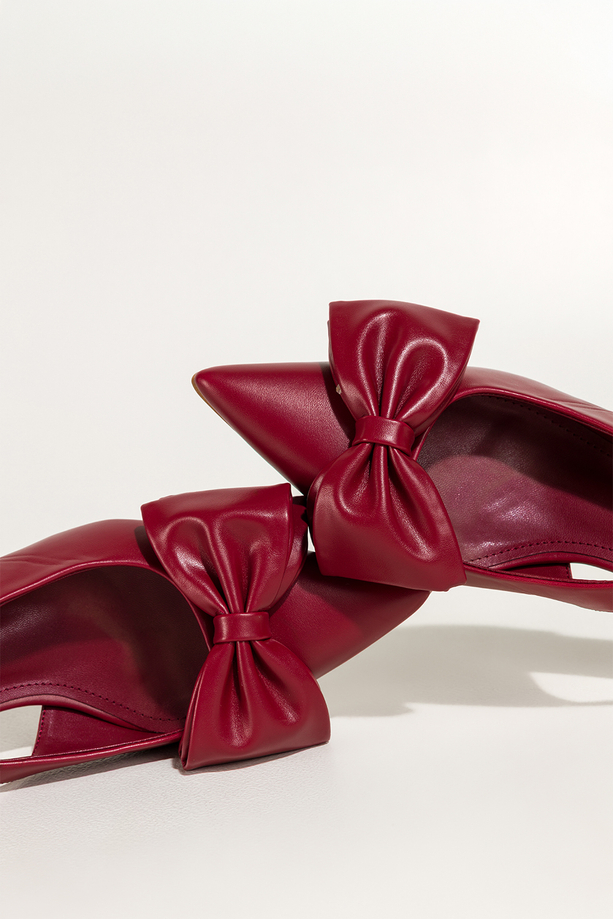 Bordowe czółenka damskie z kokardą obcas kieliszek odkryta pięta elastyczna guma w pasku Carla N892