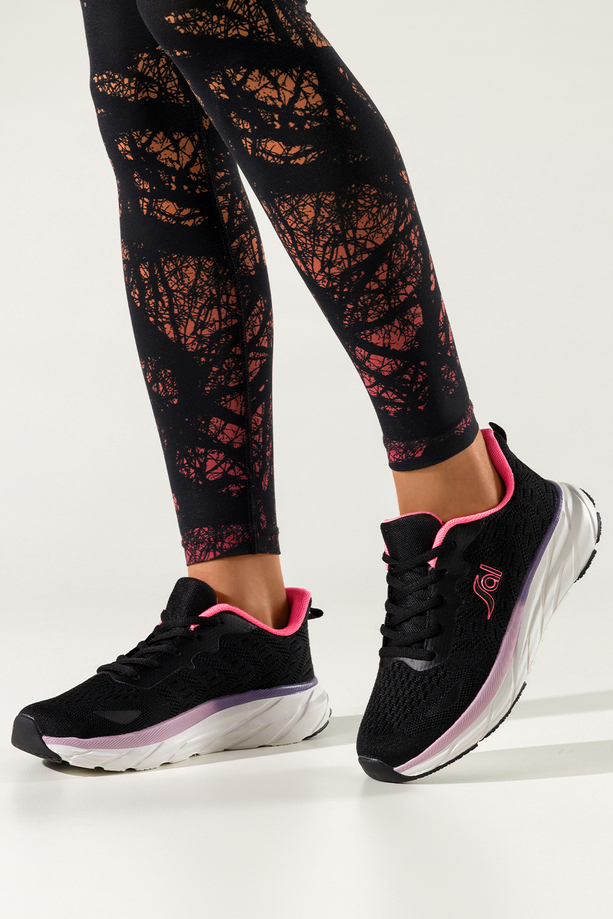 Czarne sneakersy damskie buty sportowe z perforacją na białej żłobionej platformie różowe wstawki sznurowane Carla QP-0618-4