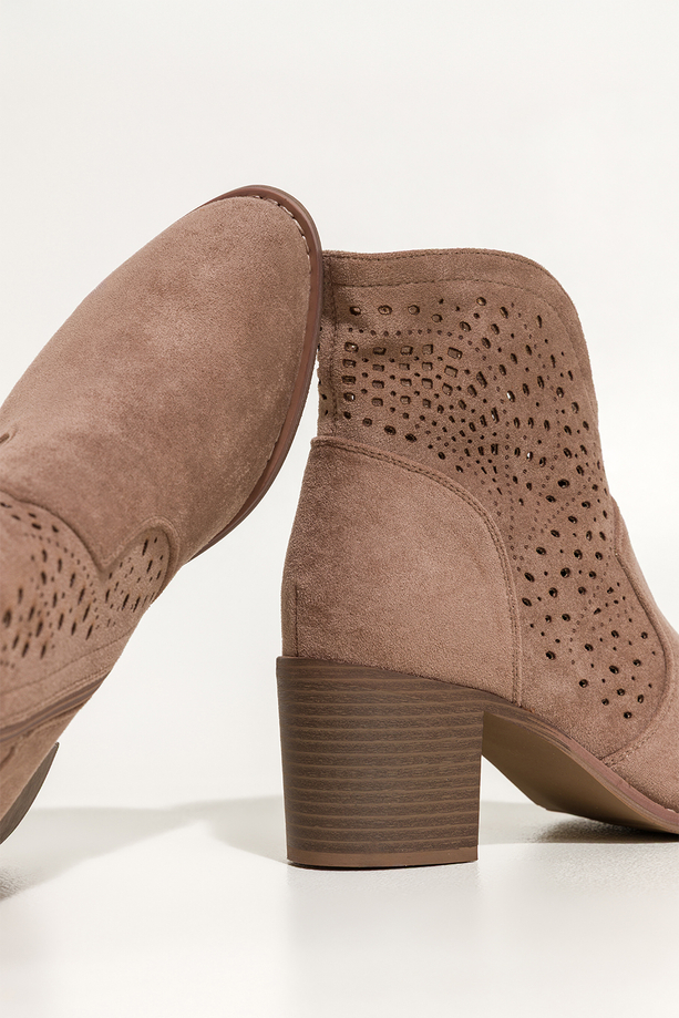 Ciemnobeżowe botki damskie ażurowe na słupku wycięta cholewka Carla S749-7