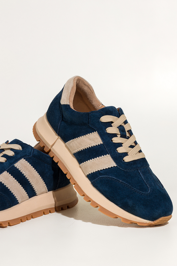 Granatowe sneakersy skórzane damskie buty sportowe na bieżnikowanej platformie beżowe wstawki sznurowane Carla TW-OC8919