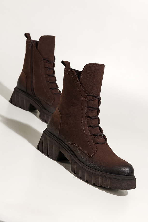 Czekoladowe botki skórzane damskie nubukowe workery z efektownym językiem na bieżnikowanej czekoladowej podeszwie sznurowane PRODUKT POLSKI Casu 8149