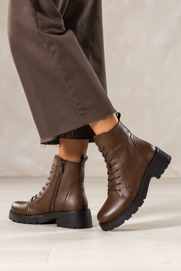 Ciemnobrązowe botki skórzane damskie Sergio Leone na bieżnikowanej platformie ozdobne przeszycia na cholewce sznurowane GI295-H