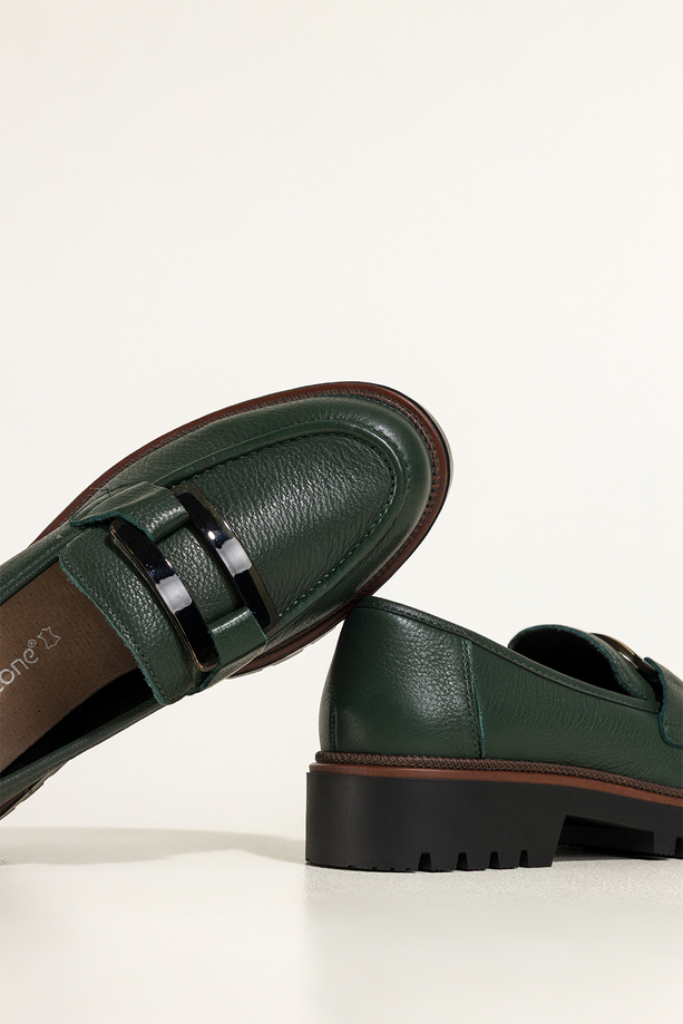 Zielone mokasyny skórzane damskie Sergio Leone na bieżnikowanej podeszwie czarna ozdoba na cholewce NP74833-H