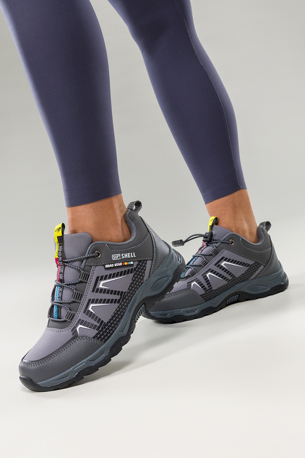 Szare buty trekkingowe damskie buty sportowe na bieżnikowanej podeszwie z regulowaną elastyczną sznurówką białe wstawki softshell Casu 2213-2W