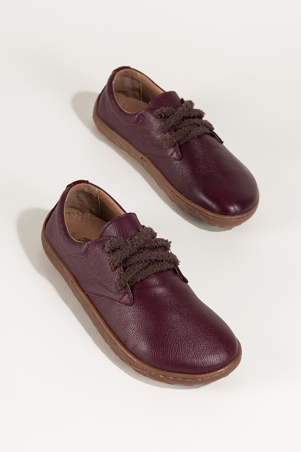 Bordowe buty barefoot skórzane damskie szerokie na elastycznej płaskiej podeszwie puszyste sznurówki PRODUKT POLSKI Casu 89811