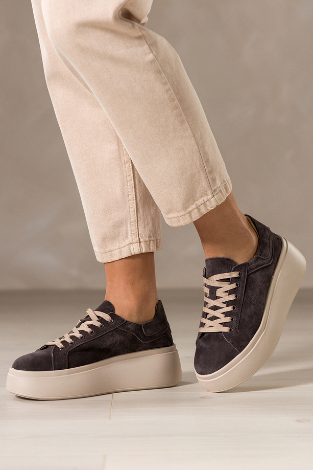 Czekoladowe sneakersy skórzane damskie buty sportowe na kremowej platformie beżowe sznurówki Carla TW-OC8927