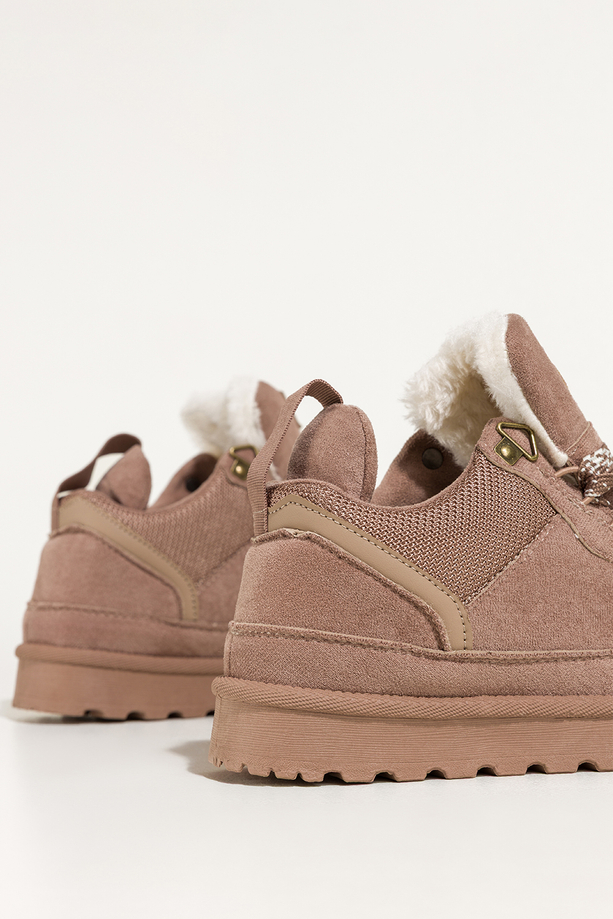 Ciemnobeżowe sneakersy damskie z futerkiem na bieżnikowanej platformie ozdobne sznurówki z wzorem Casu 22337-6