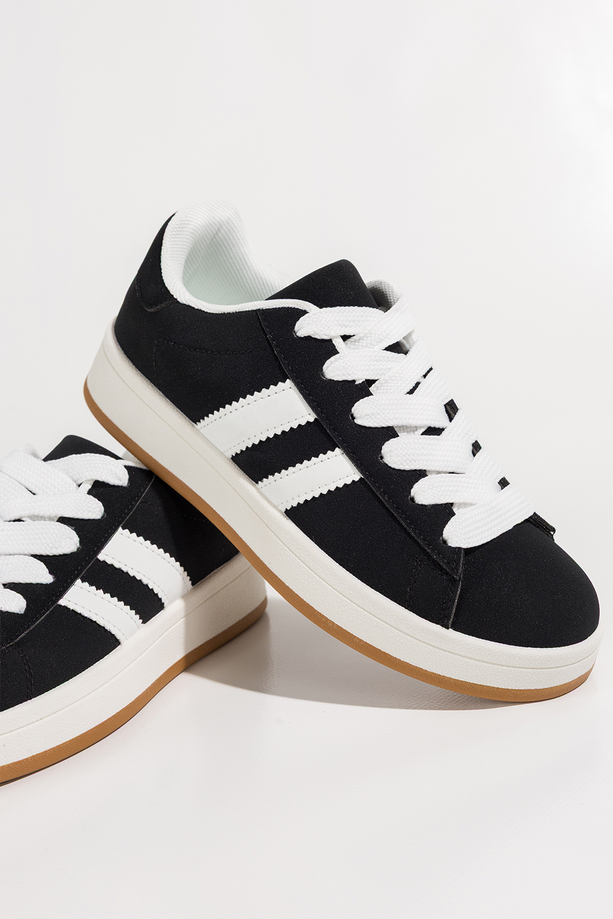Czarne sneakersy damskie buty sportowe na platformie sznurowane białe wstawki Casu 77632-1