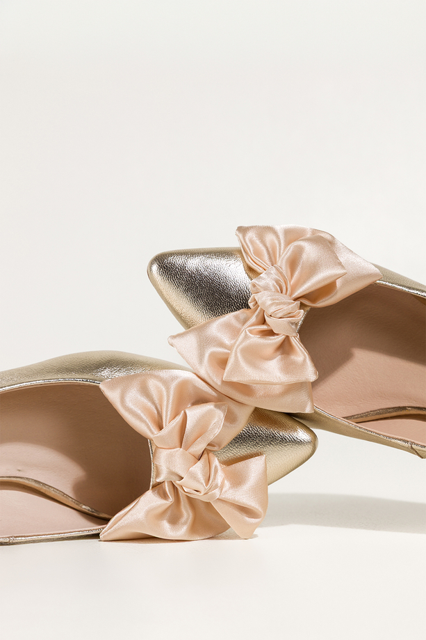 Złote czółenka skórzane damskie z satynową beżową kokardą niski obcas kieliszek  PRODUKT POLSKI Casu 6989-296