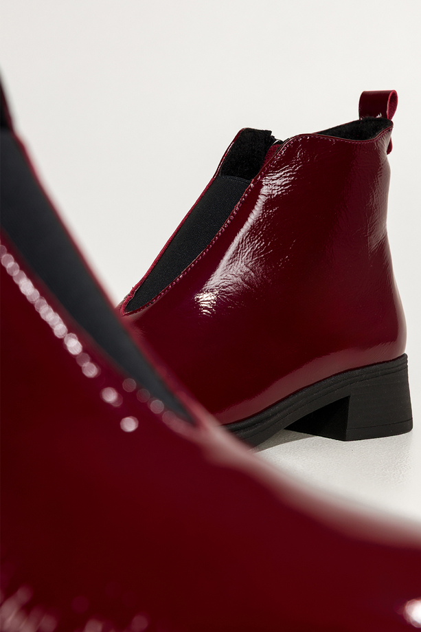 Bordowe botki skórzane damskie lakierowane na niskim obcasie wycięta cholewka z elastyczną gumą PRODUKT POLSKI Casu 380