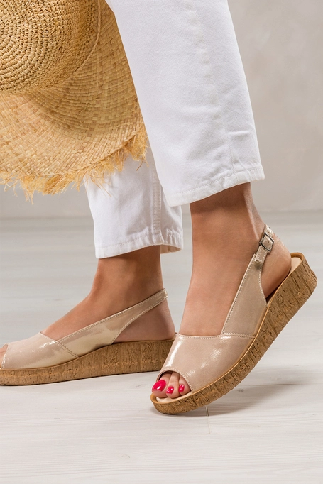 Beżowe sandały skórzane damskie satynowe na koturnie PRODUKT POLSKI Casu 522