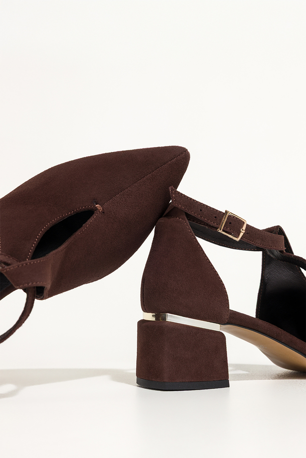 Czekoladowe czółenka skórzane damskie na ozdobnym klocku pasek wokół kostki PRODUKT POLSKI Casu 7690-648