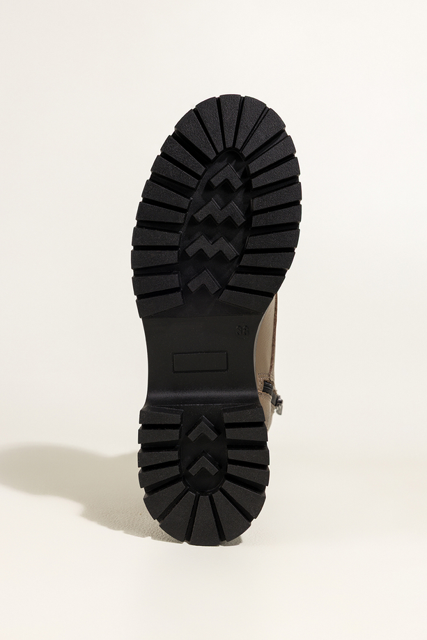 Ciemnobeżowe botki skórzane damskie na bieżnikowanej platformie szeroki pasek na rzep ze stalową ozdobą PRODUKT POLSKI Casu 39465