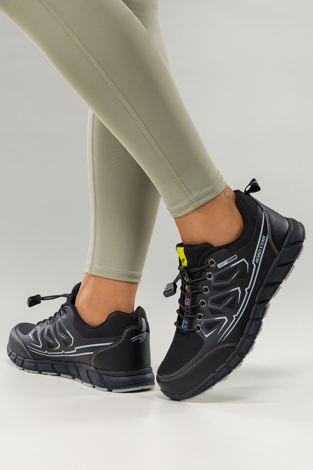 Czarne buty trekkingowe damskie buty sportowe na bieżnikowanej podeszwie z regulowaną elastyczną sznurówką szare wstawki softshell Casu 2309-1W
