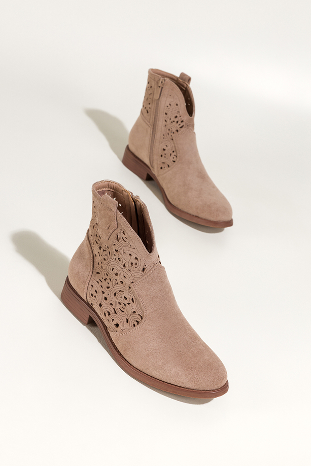 Beżowe botki damskie płaskie ażurowa cholewka Carla S7476-7