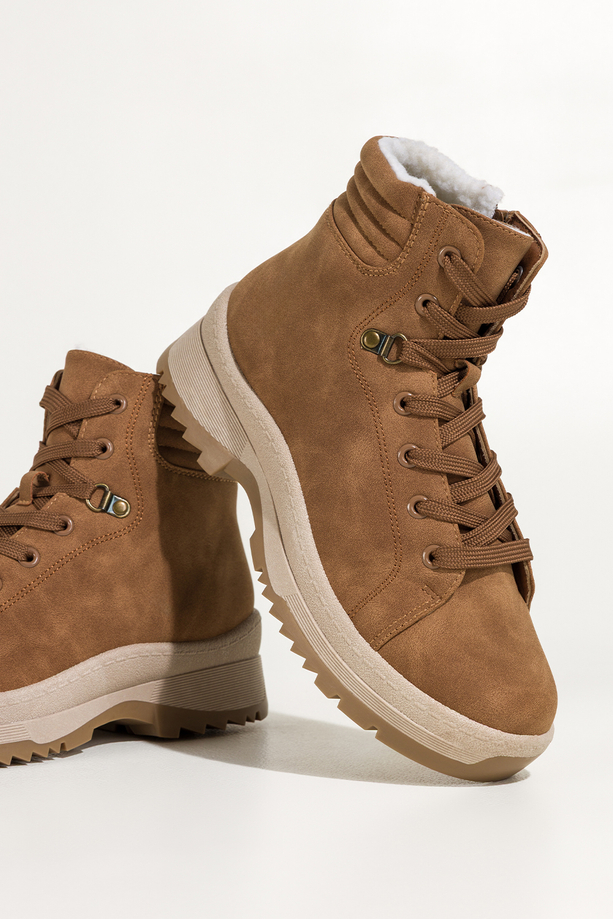 Camelowe botki damskie na bieżnikowanej elastycznej platformie sznurowane Casu 1911-6