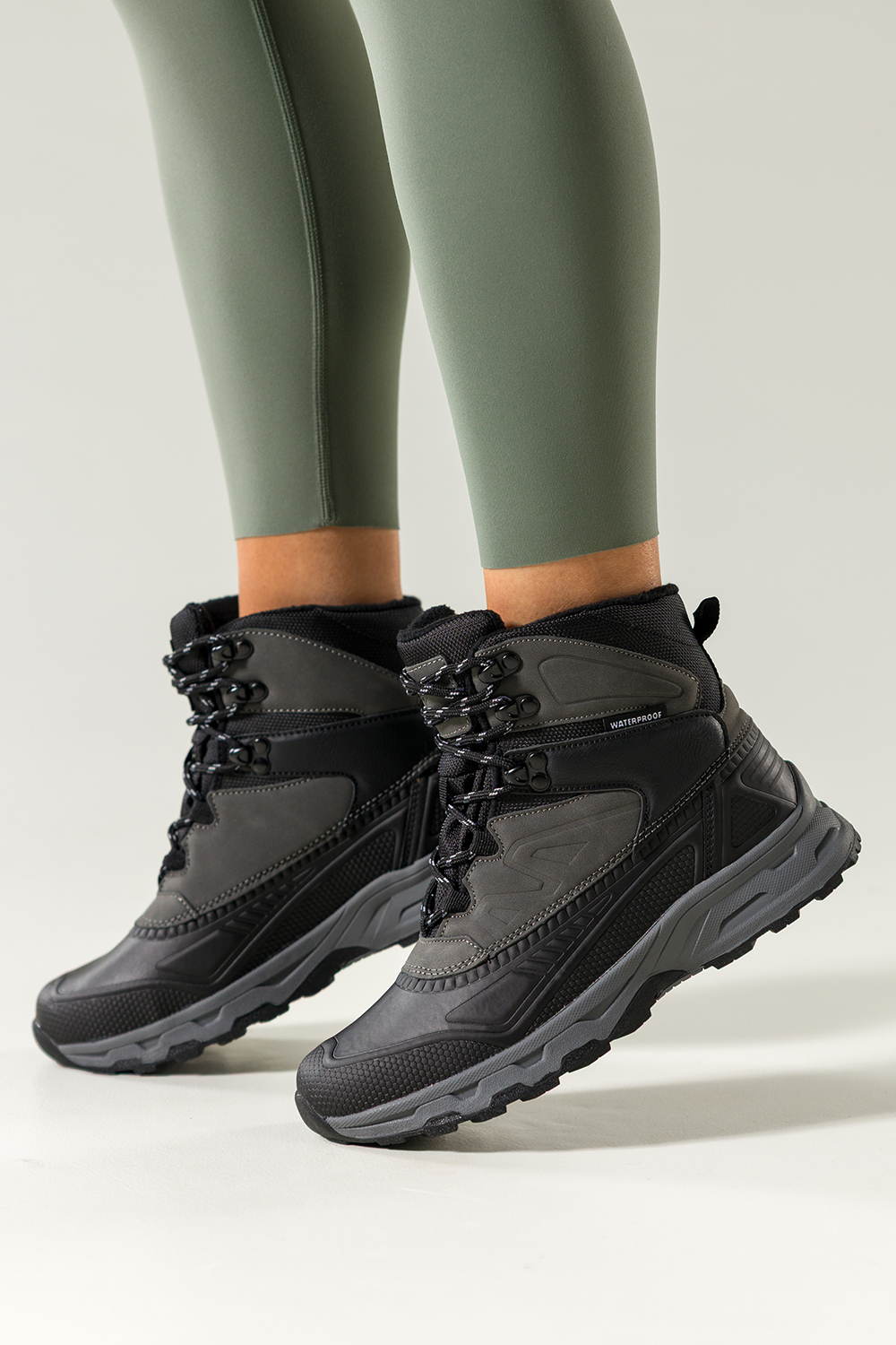 Czarne buty sportowe trekkingowe damskie wodoodporne na bieżnikowanej podeszwie sznurowane szare ws