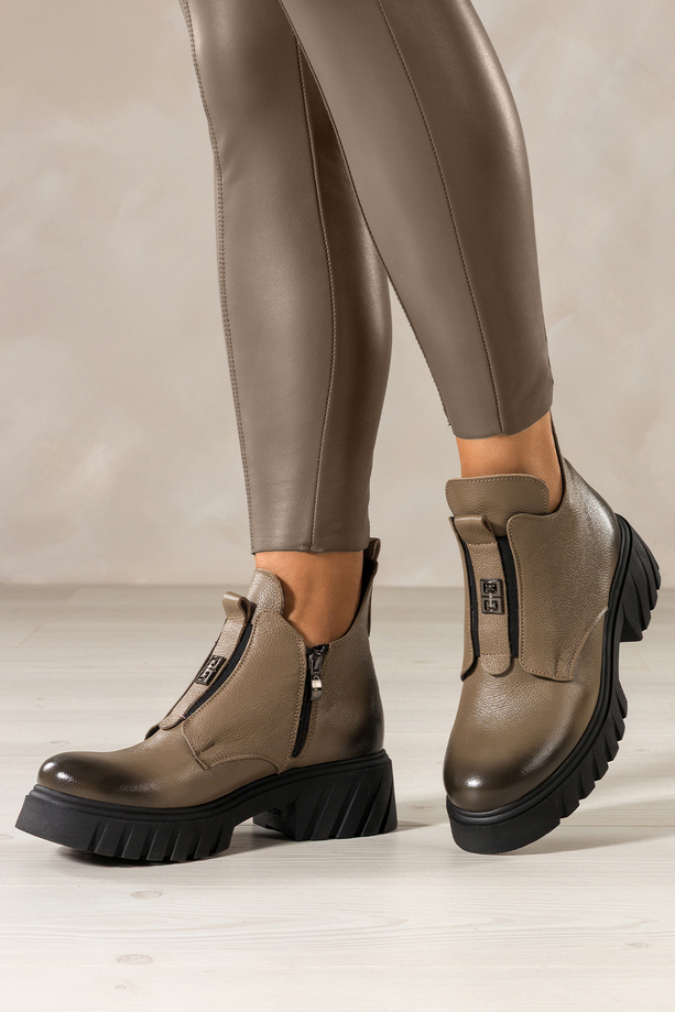 Ciemnobeżowe botki skórzane damskie na bieżnikowanej platformie z wyciętą cholewką guma na przodzie stalowa ozdoba PRODUKT POLSKI Casu 39456