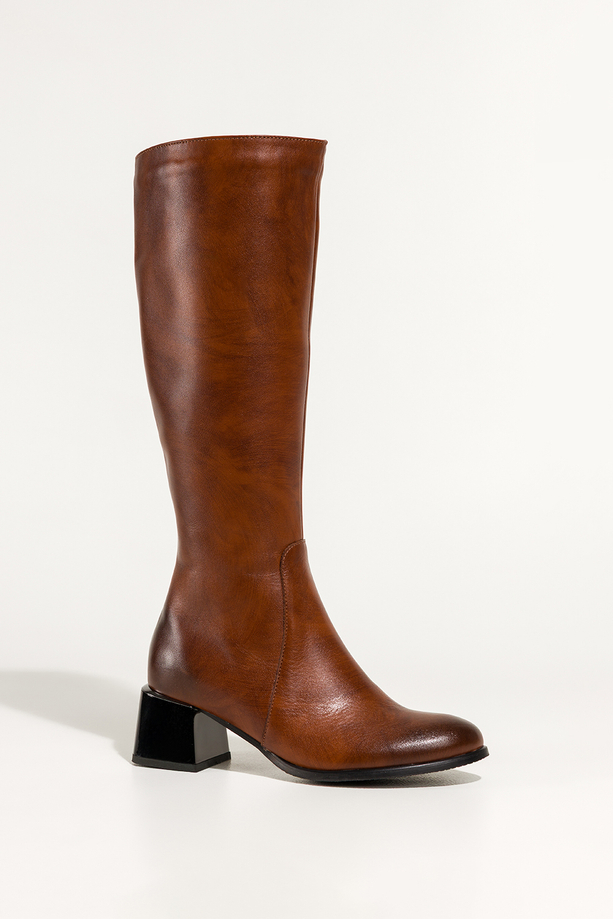 Brązowe kozaki skórzane damskie przed kolano na niskim ozdobnym klocku PRODUKT POLSKI Casu 29845