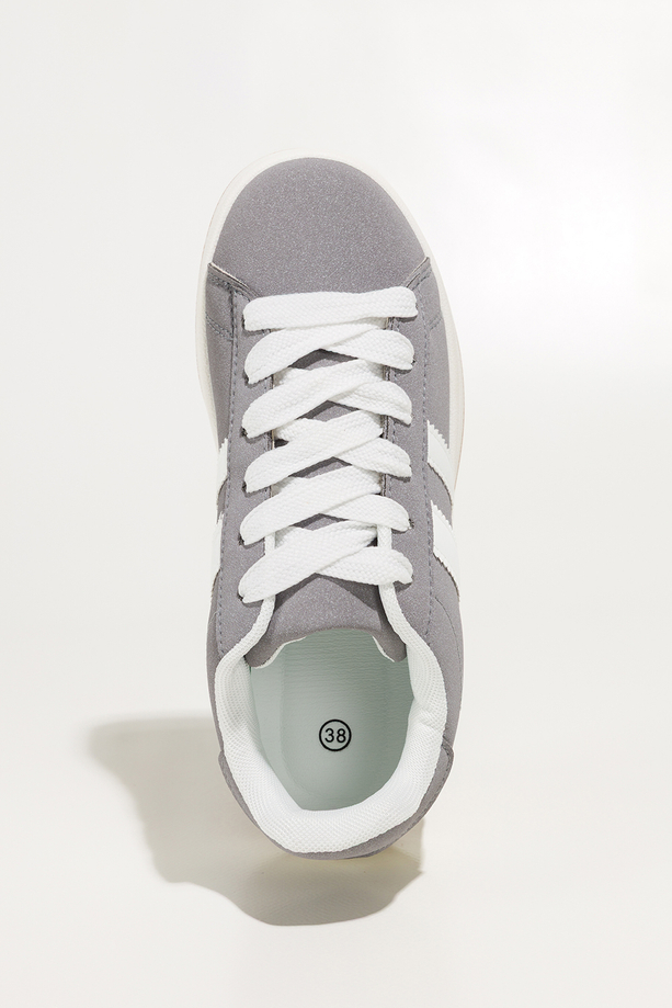 Szare sneakersy damskie buty sportowe na platformie sznurowane białe wstawki Casu 22367-5