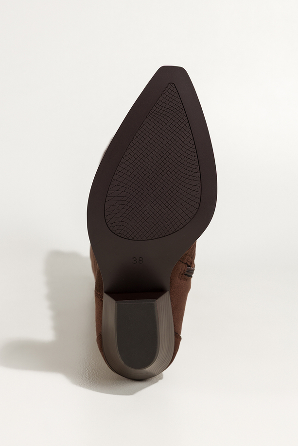 Czekoladowe kozaki damskie kowbojki z szeroką cholewką na ściętym klocku Casu 0361