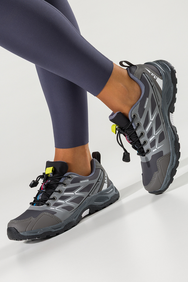 Szare buty sportowe trekkingowe damskie na bieżnikowanej podeszwie z regulowaną elastyczną sznurówką białe wstawki Casu RS2502-2W 