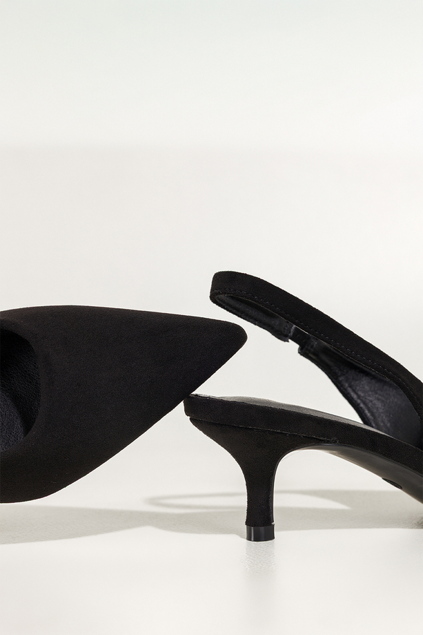 Czarne czółenka damskie z odkrytą piętą obcas kieliszek pasek z elastyczna gumą Carla 8166