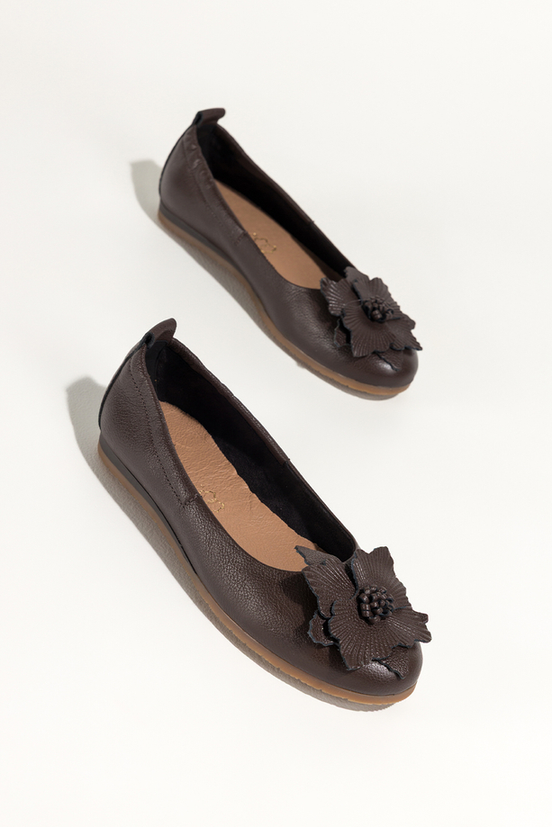 Czekoladowe baleriny skórzane damskie z kwiatem PRODUKT POLSKI Casu 89801
