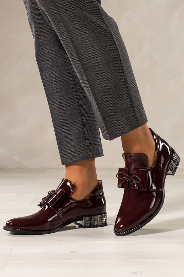 Bordowe półbuty skórzane damskie lakierowane dekoracyjny obcas wycięta cholewka kokarda  PRODUKT POLSKI Casu 8600