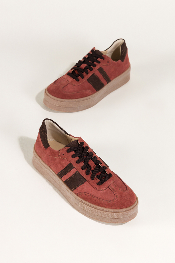Rude sneakersy skórzane damskie buty sportowe na platformie z czekoladowymi wstawkami sznurowane PRODUKT POLSKI Casu M8707