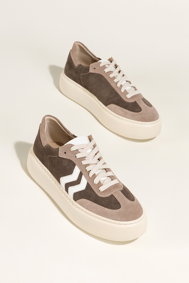 Brązowe sneakersy skórzane damskie buty sportowe na platformie z białymi i beżowymi wstawkami sznurowane PRODUKT POLSKI Casu M8763H6